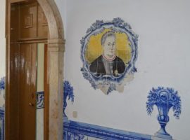 Azulejo com retrato da Instituidora